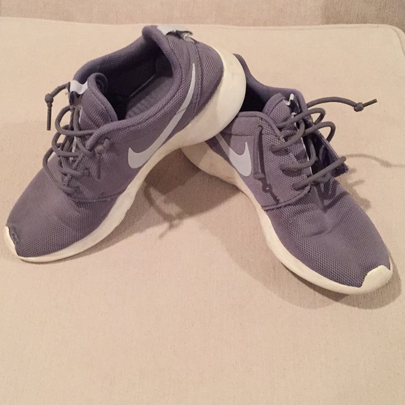 Nike Shoes - Nike Roshe Size 9 women's